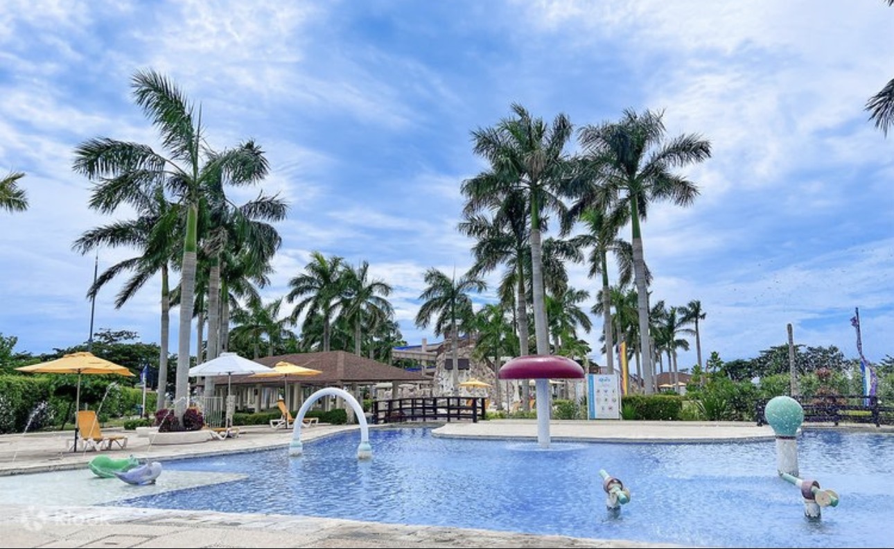 Main Infinity Pool