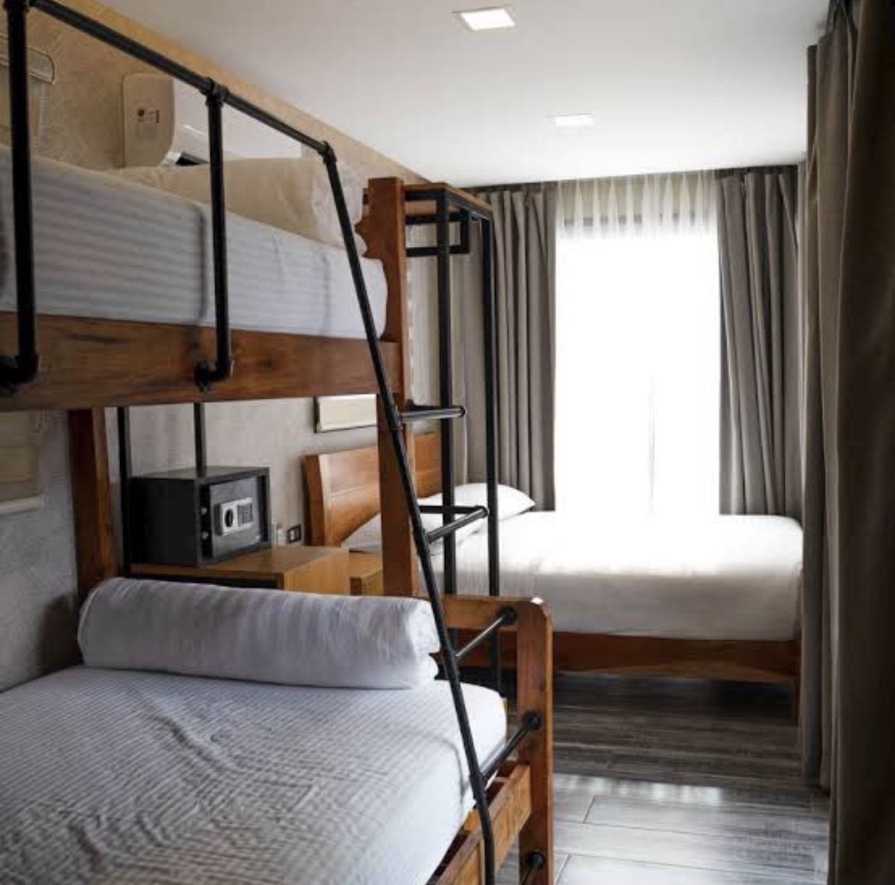 PRIVATE VILLA: 10-12 Pax
