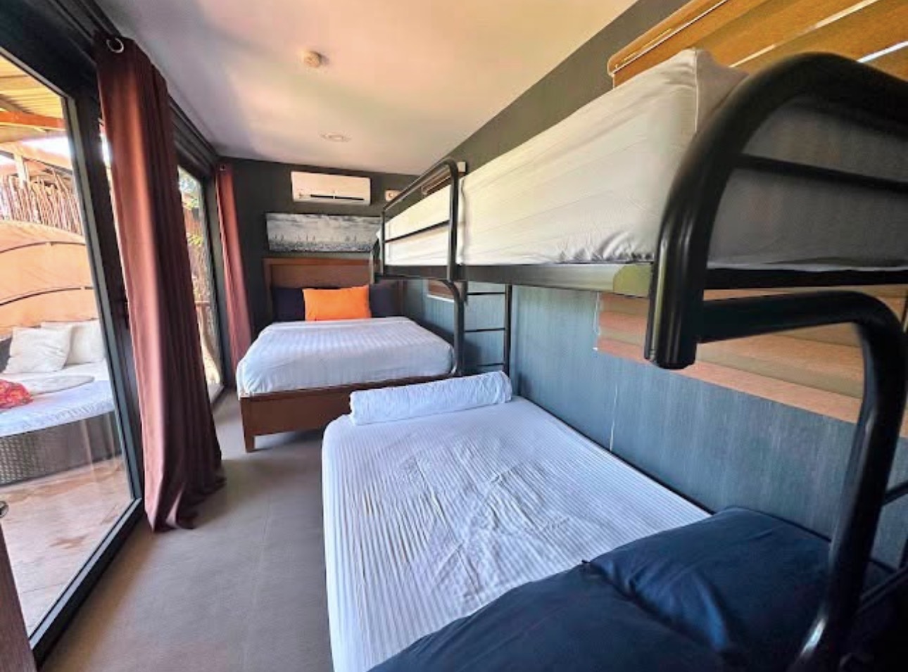 BEACH VILLA: 8-9 Pax