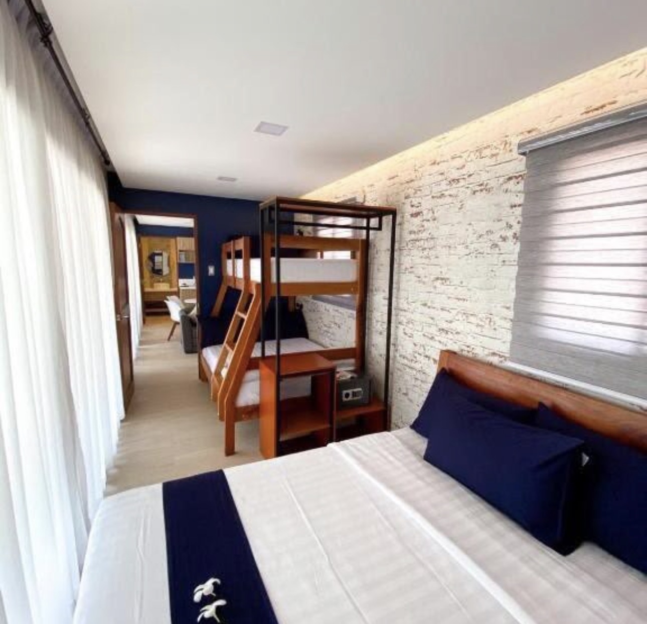 PRIVATE VILLA: 10-12 Pax